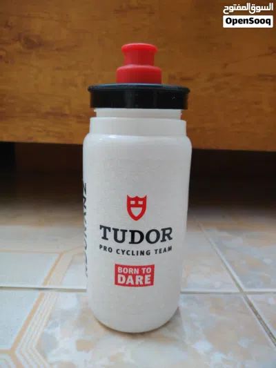 للبيع مطارة ماء (Bidon) أصلية 100% ونادرة لفريق الدراجات المحترف Tudor Pro Cycling T 2