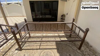 جلسه خارجيه بحاله ممتازه ثلاثه كراسي و طاوله من الرخام 3
