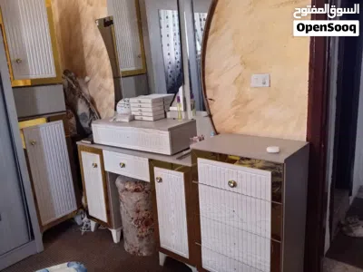 غرفة نوم كاملة مع جميع ملحقاتها خشب لامينيت مضاد للعفن خزانة عمق 70 سم الغرفة مضيئة بالكامل مع طقم ك 4