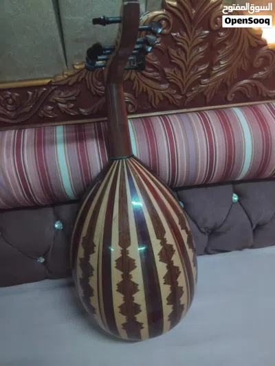 عود بحريني بحالة جيدة صوته جميل وله زخرفه روعه 2