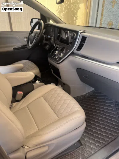 Toyota Sienna LE 4