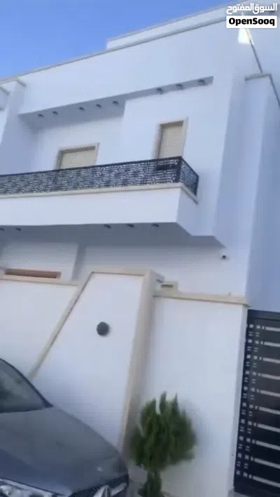 فيلا دورين مفصولات للإيجار الله يبارك تسكن عائلتين في عين زارة زويتة موقع ممتاز وحي راقي بسعر 5000د 2