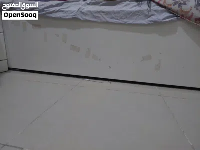 سرير ابيض كبير مع كومدينا 2