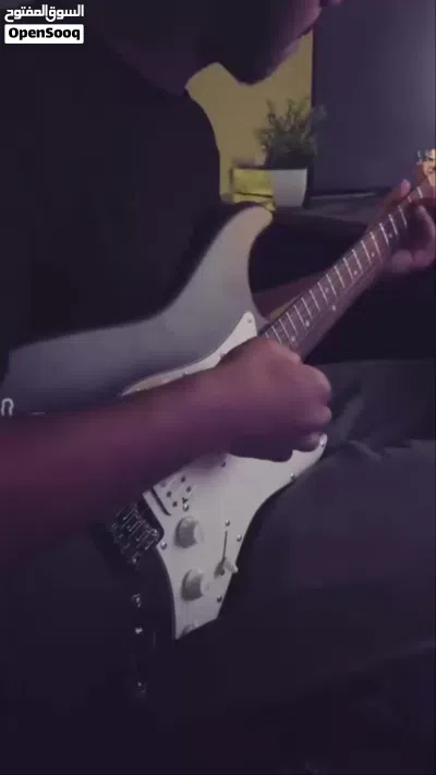 Fender squire stratocastor black and white electric guitar – جيتار كهربائي من فندر 2
