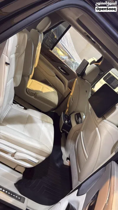Cadillac Escalade Standard 4