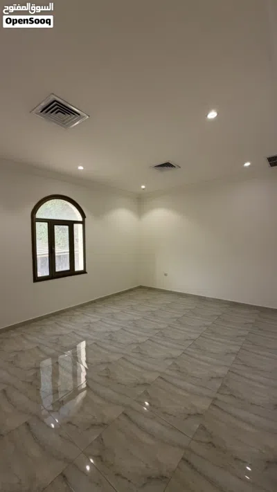 للإجار شقة بغرناطه بالدور الارضي مميزه وواسعه تتكون من ثلث غرف و غرفة الرابعه خادمه ماستر 3