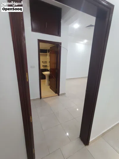 شقه للايجار بمنطقه الفنيطيس،الشقه بالسرداب قريبه من شارع الغوص 3 غرف 3 حمامات+مطبخ+ صاله +غرفه شغال@ 4