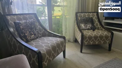 طقم كنب قطعتين مع 2 كرسي بحالة ممتازة 2