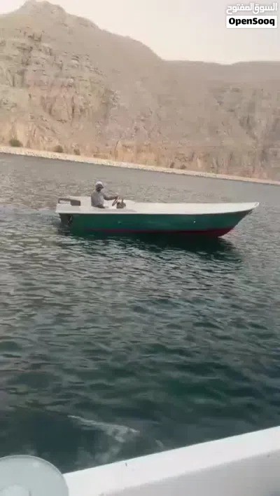 للبيع قارب مع مكينه . 3