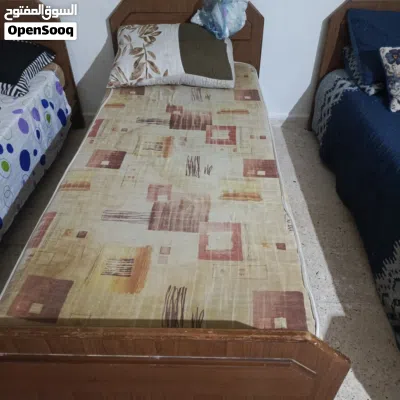 ثلاث تخوت خشب بحاله الوكاله مع كومدينا بس 50دينار 2