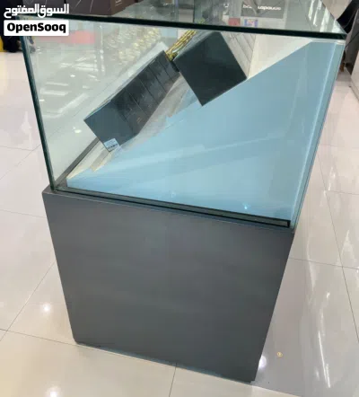 طاولات للعرض مع مساحة تخزين وبحالة جيدة جدا تصلح للمحلات Display tables with storage space in very , 3