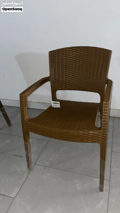 طقم خارجي 4 كراسي سيمبا مقواة مع طاولة مربعة - بحالة ممتازة / جديدة 4