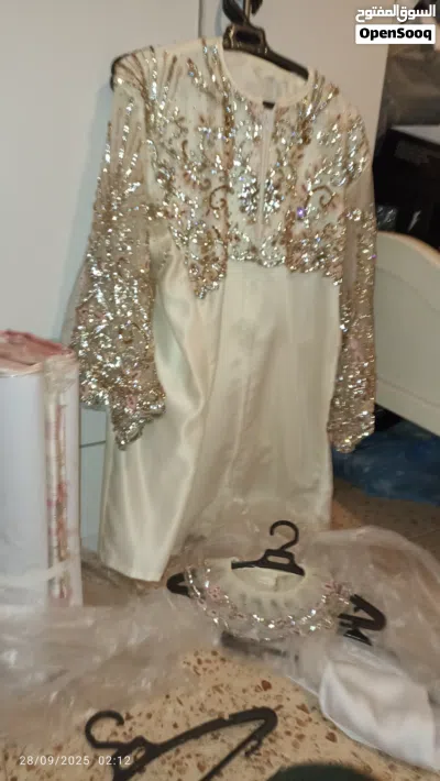 بدلة صغيره للبيع بسعر حرق كرستال ولةلي ومطرزه يدوي بي الخرز صاحبها يبي يبع بيع مستعجل ضروري ضروري جد 2