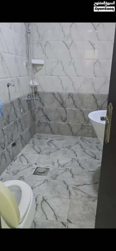 شقة للإيجار عائلات فقط 3 غرفة وغرفة للخادمة صغيرة 3 حمامات صاله كبيره مطبخ كبير 2