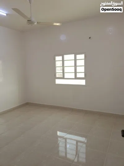 شقة للإيجار للعائلات العُمانية فقط – بجانب جامع الباري 2