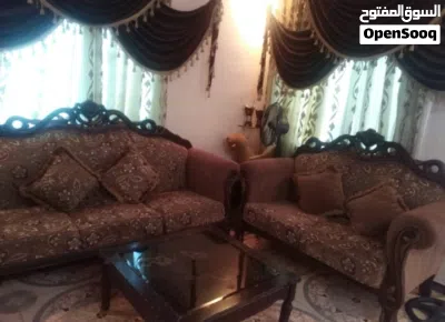 كنب للبيع 9 مقاعد خشب زان بحالة الوكاله مع 3 طربيزات وبرادي. 2