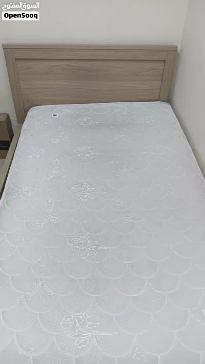 Bed frame in good condition سرير في حالة جيدة 2