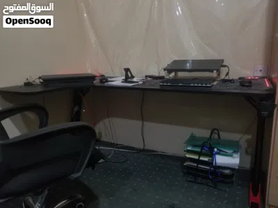 طاولة جيمنج شكل L بخامة ألياف الكربون وزينة إضاءة ملونة وحامل أكواب 2