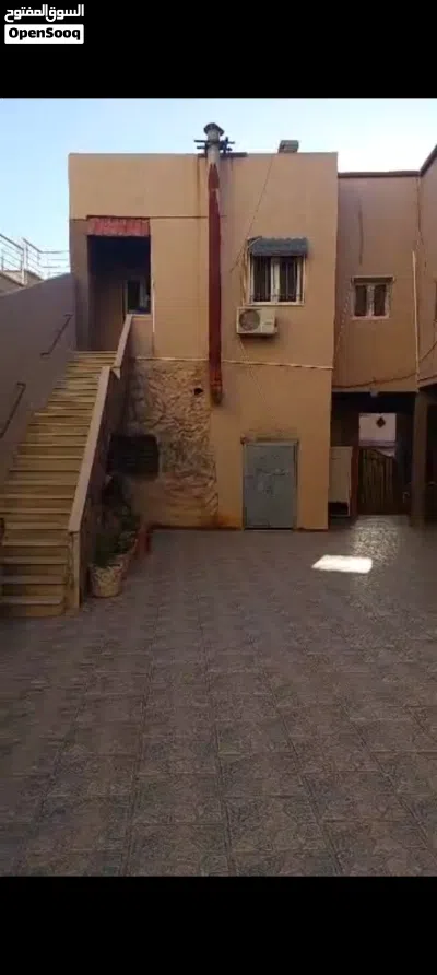 منزل للبيع واجهتين ودورين ويوجد به سبع شقق 2