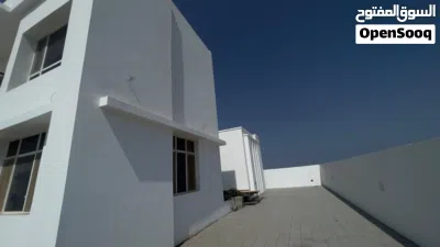 فلة للبيع حديثة خلف مدينة سلطان هيثم مباشرةً، معبيلة الثامنة. 4