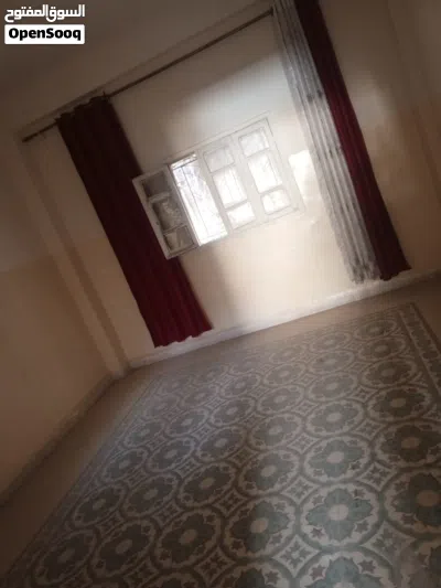 عماره 3طوابق للبيع الزرقاء الغويرية بجانب ملك الالبان كل طابق فيه 3غرف ومطبخ وحمام وصالون . 2