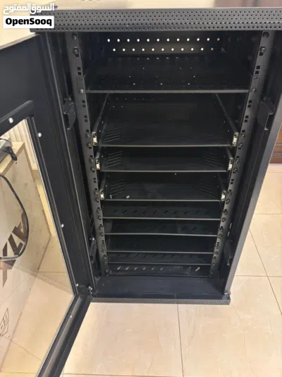 حاضنة سيرفرات / Network Rack Cabinet بحالة ممتازة 2