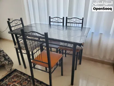 طاولة طعام 4 كراسي السعر 40 الف عملة قديم 2