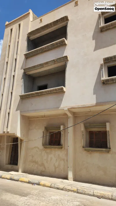 عمارة للبيع 3 أدوار والرابع ملحق / بالقرب من مستوصف القادسيه / غوط الشعال 4