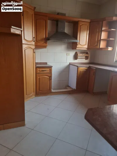 شقة فاخره بحالة ممتاز جدا قريبه من جميع الخدمات في موقع مميز وراقي عمارة هادئه ونظيفه ومرتبة 3