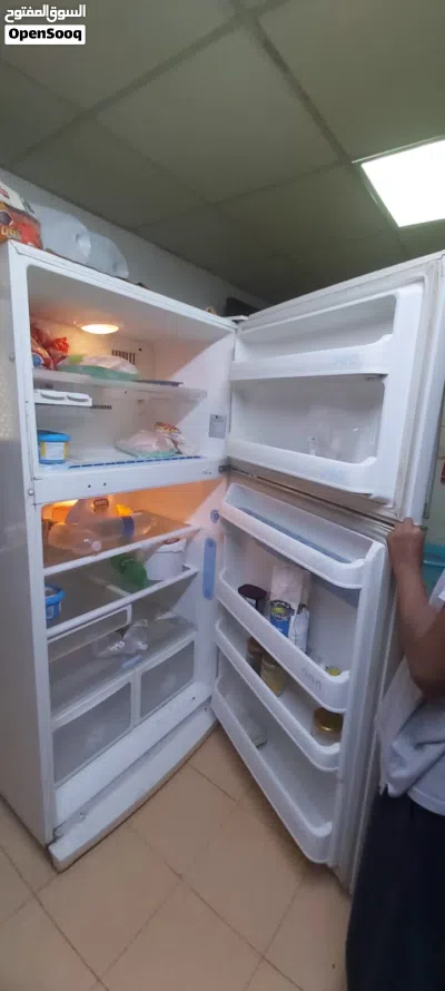Large fridge 570 litres 3