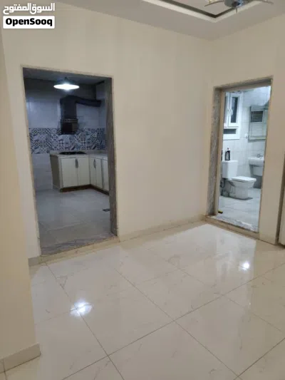 شقة للإيجار – سوق الجمعة الموقع: شط الهنشير – عمارات الضمان، شارع مصرف الدم. مواصفات الشقة: 3 غرف 2