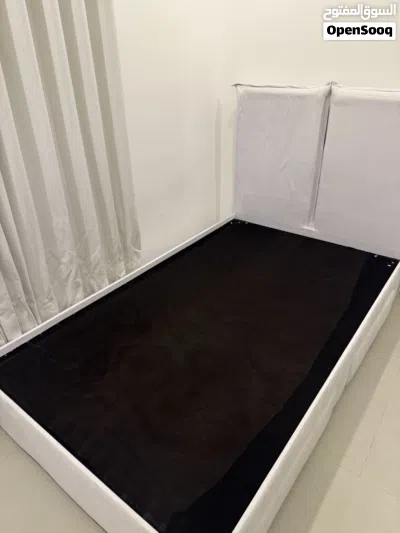 هيكل سرير نفر ونص مع ادرج تخزين، طاولة جانبيه 2