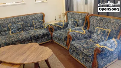 طقم كنب مع طاولات سيراميك وخشب وبرادي 2