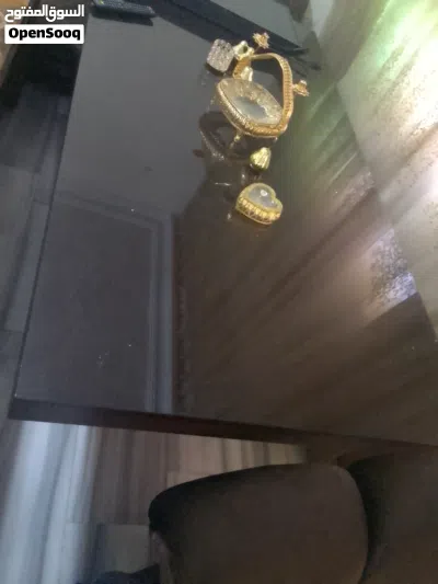 طاوله سفره بدون كراسي للبيع بحاله ممتازه عليها وجة قزاز 2