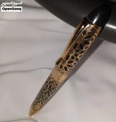 قلم مو أي قلم... هذا هيبة أسود فاخر بنقوش ذهبية، كل خط فيه يحكي أصالة. وزنه بيدك يعطيك إحساس الفخ 2