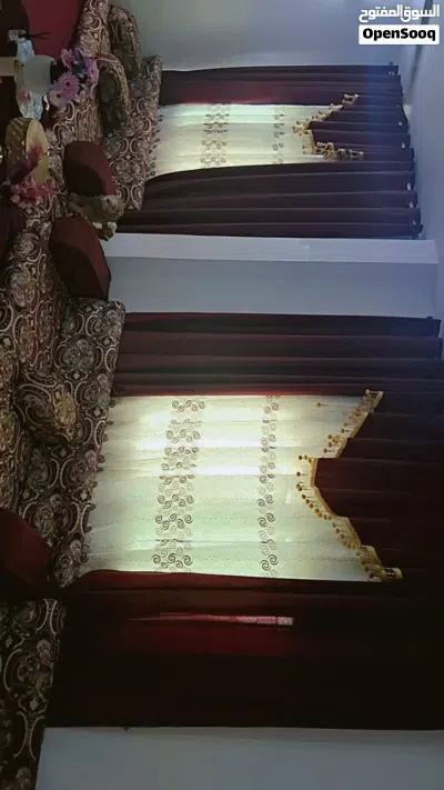 طقم فراش للبيع مع بردايه خمريه وبردايه رصاصي بدون الطاوله والسجاده والموكيته 4