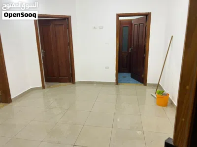 شقة للايجار الدور الارضي في سوق الجمعة علي رئيسي الحشان للاستفسار علي الرقم 2