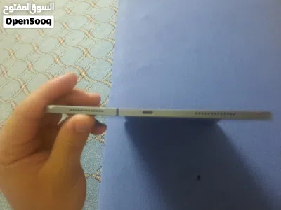 ايباد برو 256 g في شعر بسيط في الشاشه مو باين عليه موضح بصوره الفيديو 2