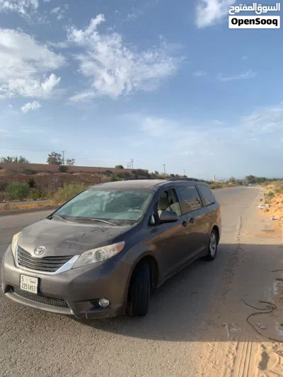 Toyota Sienna LE 4