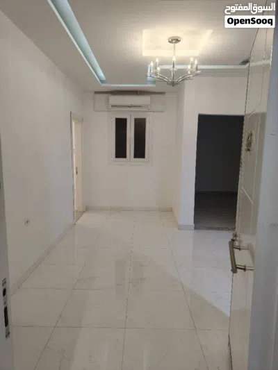 شقة للإيجار – سوق الجمعة الموقع: شط الهنشير – عمارات الضمان، شارع مصرف الدم. مواصفات الشقة: 3 غرف 4