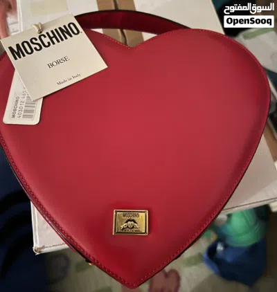 شنطة موسكينو كلاسيكية أصلية نادرة جداً على شكل قلب (Vintage Moschino Borsa Cuore) - بالتاغ الأصلي 4
