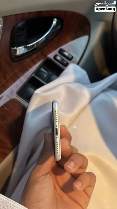 ايفون SE 2 بحالة ممتازة جدا 4