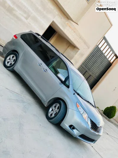 Toyota Sienna LE 4