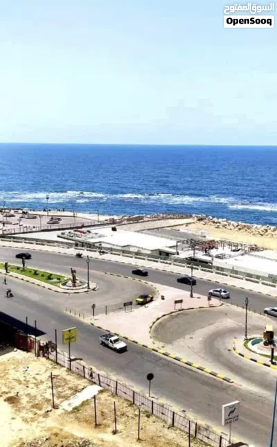 من المالك ع البحر اول عقار متفرع للبحر مكيفه مطبخ كامل وسط جميع الخدمات فيو مفتوح جميع الكماليات 3