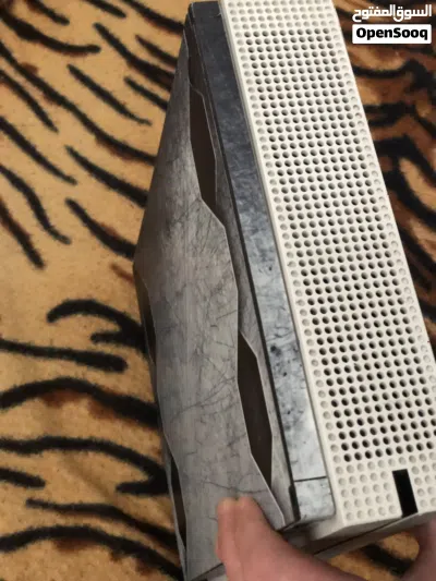 Xbox One S اكس بوكس ون اس نظيف مع كنترول واحد بشكل مميز و مع حساب العاب مش مفتوح ولا مصلح 4