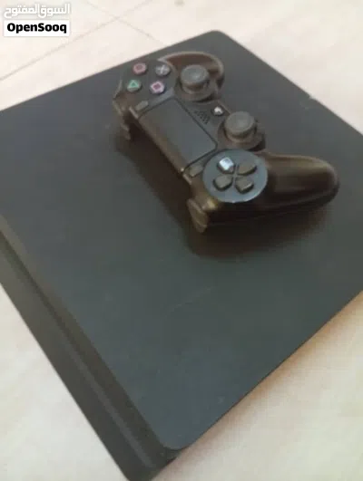 بلايستيشن 4 سلم مع جهاز تحكم وجميع ملحقاتها 2