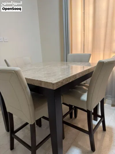 طاولة طعام رخامية فاخرة وشبه جديدة + أربع كراسي جلد. 4