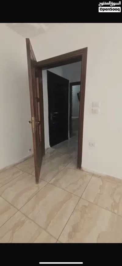 للايجار شقه شبه ارضي مميزه مع حديقه وترس مساحه 175 متر 2