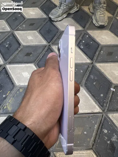 ايفون 13 عادي فطر صغير في منتصف الشاشه لا يؤثر في الاستعمال 3