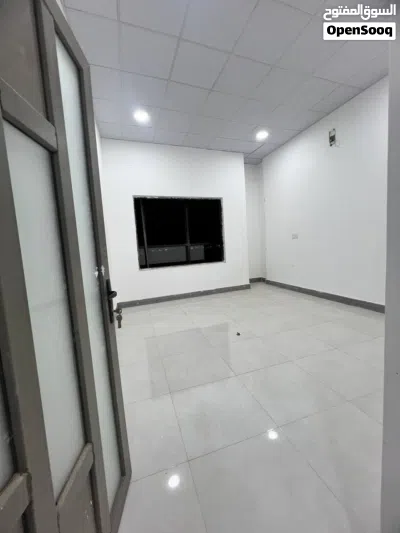 شقة للايجار في حي المهندسين طابق ثاني 2منام صاله ومطبخ وصحيات 4